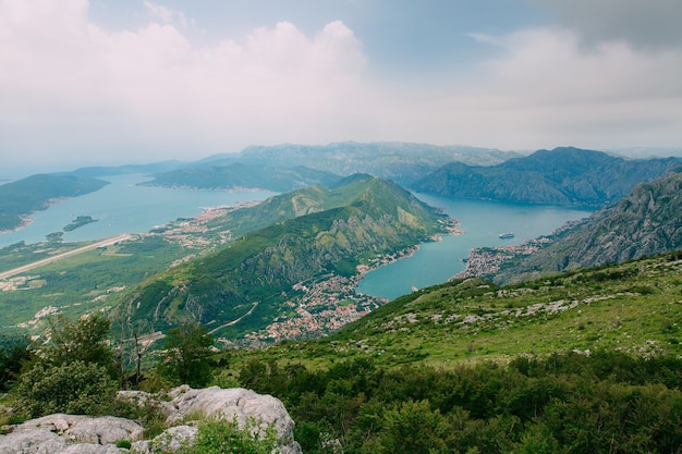 Baía de kotor das alturas vista do monte Lovcen para a baía