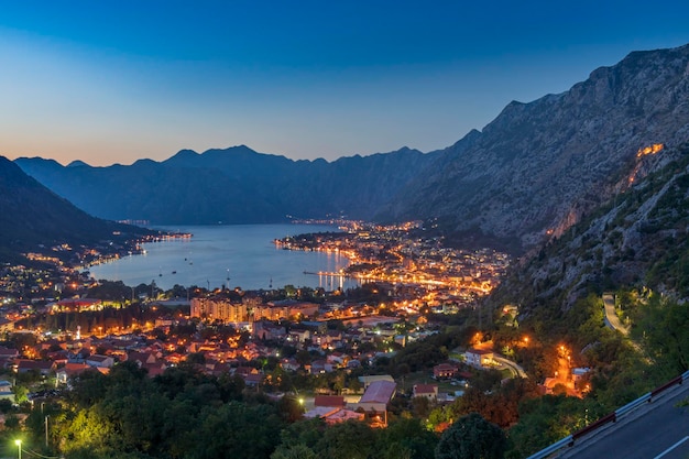 Baía de Kotor de uma altura elevada à noite Montenegro