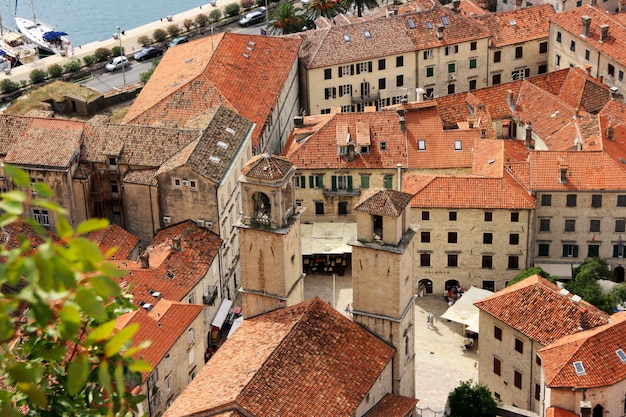 Baía de Kotor e cenário pitoresco da cidade velha no verão. Montenegro.