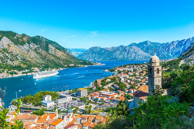 Baía de kotor em montenegro