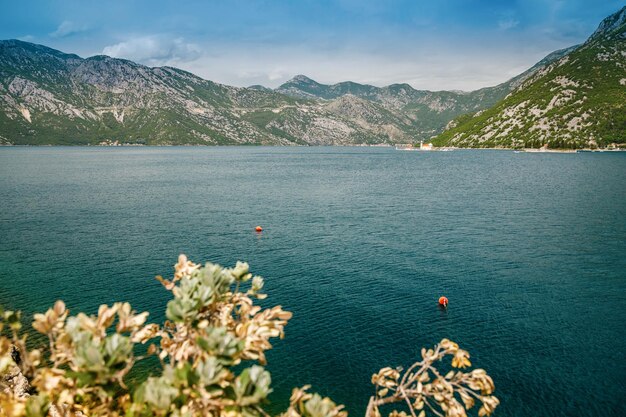 Baía de Kotor, perto da cidade de Perast, com a famosa ilha com a igreja de Nossa Senhora das Rochas