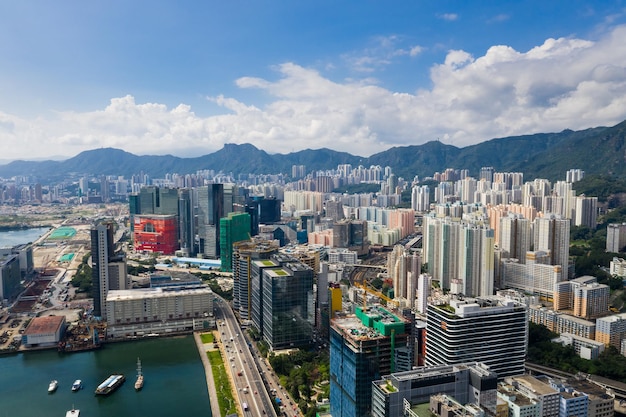 Baía de Kowloon, Hong Kong, 3 de setembro de 2018: - Vista de cima da cidade urbana de Hong Kong