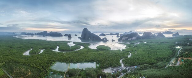 Baía de Phang Nga, no sul da Tailândia