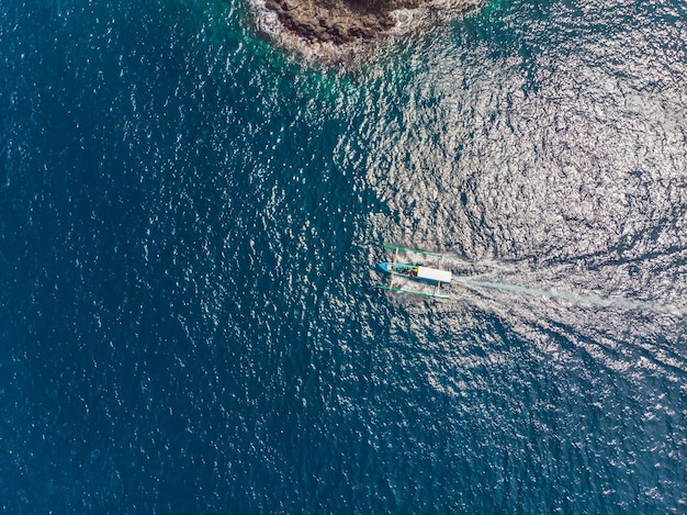 Baía do mar com água azul-turquesa e uma pequena praia branca bela lagoa e ilha vulcânica coberta de floresta densa vista de cima