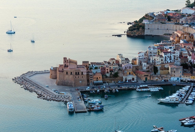 Baía do mar de Castellammare del Golfo Sicília Itália
