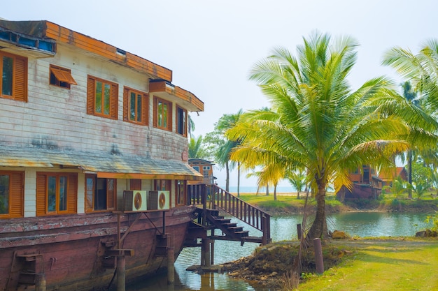 Baía do mar em paisagem tropical com um barco-hotel entre palmeiras, viagens e turismo na Ásia