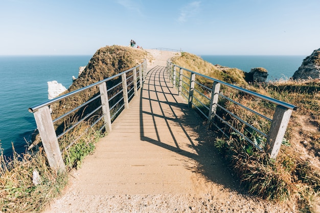 Foto baía e baía de penhasco de alabastro de etretat, frança