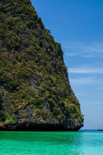 Baía Maya Bela praia na ilha de Phi Phi, Tailândia, março de 2024