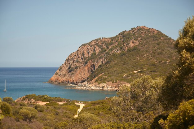 Foto baía natural entre as montanhas e o mar no sul da sardenha