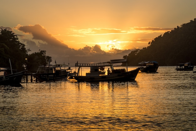 Baía paraty do por do sol