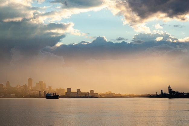 Baía perto da área portuária na cidade de Quebec, Canadá, ao pôr do sol Vista para o mar de Quebec