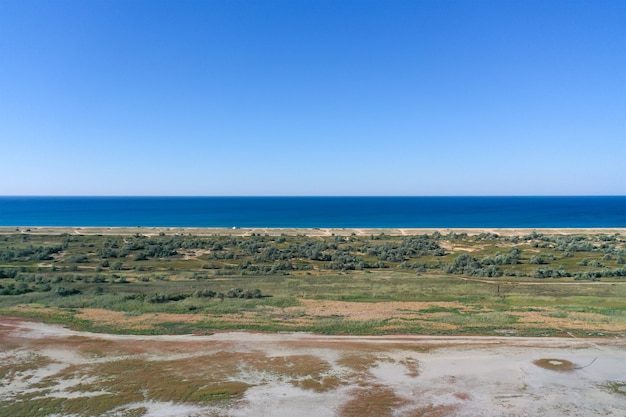 Baía rasa com tempo ensolarado