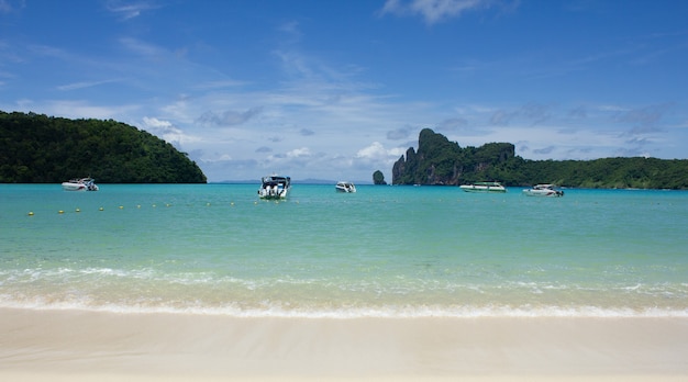 Baía tropical bonita de Ao Loh Dalum na ilha de Phi Phi Don, Krabi Tailândia, vista para o mar, férias de verão.