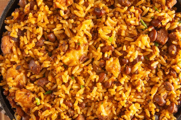 Baiao de Dois é uma comida tradicional brasileira feita com feijão de arroz, salsicha e queijo cozido de perto