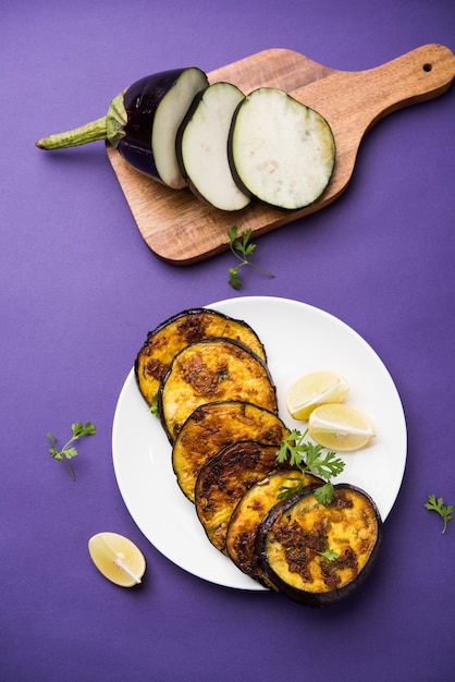 Baigan crocante de frigideira ou receita de berinjela ou berinjela da Índia. foco seletivo