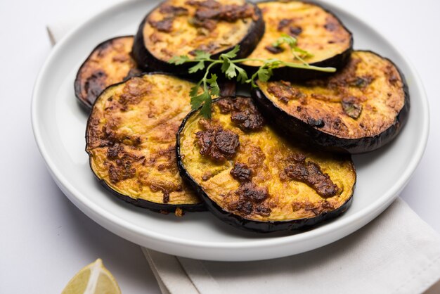 Baigan crujiente frito o berenjena o receta de berenjena de la India. enfoque selectivo