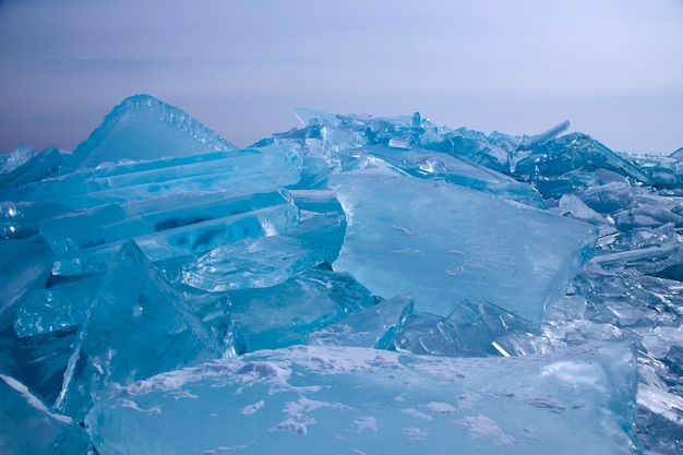 Baikalsee im Winter. Schöne Aussicht auf gefrorenes Wasser. Strukturierte Blöcke aus klarem blauem Eis. Berge und eisige Texturlandschaften. Beobachtung der wilden Welt. Abenteuer am Baikalsee, Russland