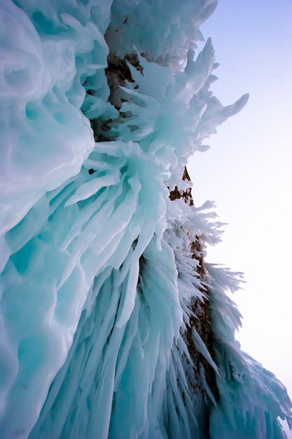 Baikalsee im Winter. Schöne Aussichten unter Eis. Meereslebewesen auf der Erde in klarem Seewasser. Berge und eisige Texturlandschaften. Beobachtung der Tierwelt. Abenteuer am Baikalsee, Russland