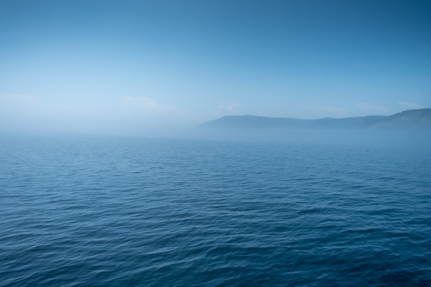 Baikalsee in der Nähe des Dorfhafens Baikal Russland sonniger Tag Blick auf das hohe Ufer und das klare Wasser des Sees ...