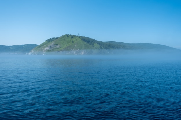 Baikalsee in der Nähe des Dorfhafens Baikal Russland sonniger Tag Blick auf das hohe Ufer und das klare Wasser des Sees ...