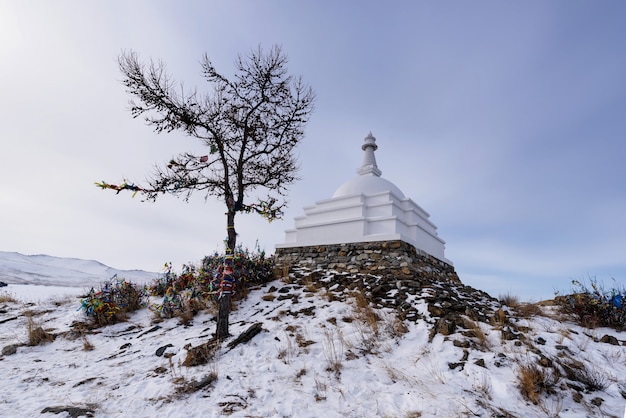 Baikalsee, Russland - 10. März 2020: Buddhistisches Stupa an der Ogoy-Insel am Baikalsee. Ogoy ist die größte Insel in der Maloe More Straße des Baikalsees.