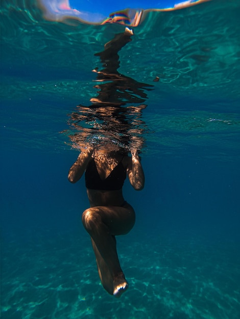 Bailando bajo el agua cristalina