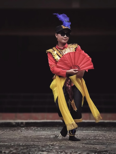 Bailando la danza tradicional de la chica de belleza