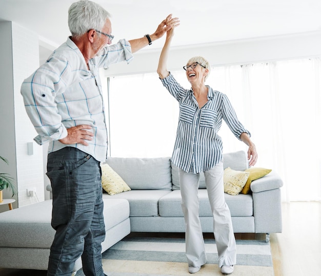 Foto bailando mujer mayor hogar amor pareja hombre feliz juntos retiro sonriente estilo de vida casa diversión ancianos