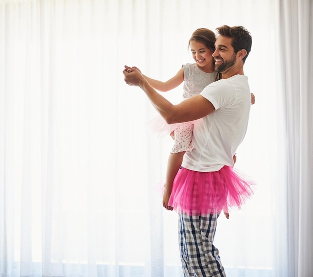 Bailando con su padre Captura recortada de un apuesto joven y su hija bailando en casa