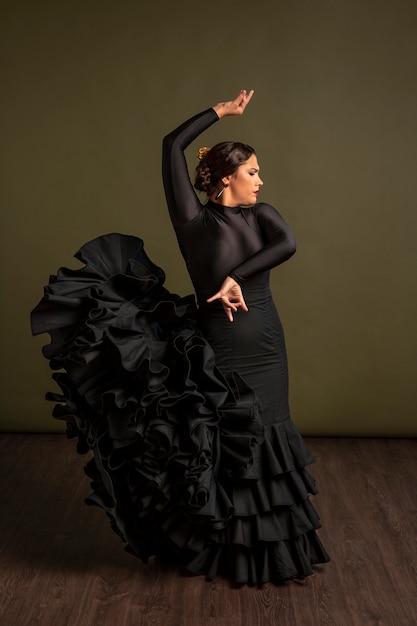 Foto bailaora de flamenco apasionada y elegante