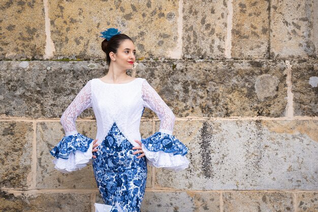 Bailaora de flamenco con traje tradicional de España