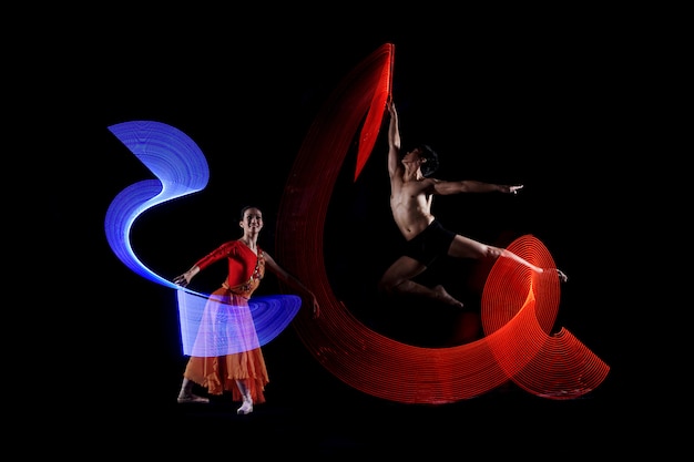 Bailarín de ballet atractivo de los pares con efecto luminoso colorido