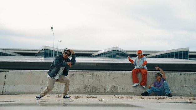 El bailarín de break disfruta realizando movimientos de estilo libre con sus amigos alentando rápidamente