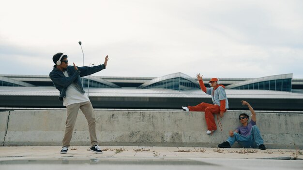 El bailarín de break disfruta realizando movimientos de estilo libre con sus amigos alentando rápidamente