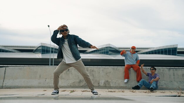 El bailarín de break disfruta realizando movimientos de estilo libre con sus amigos alentando rápidamente