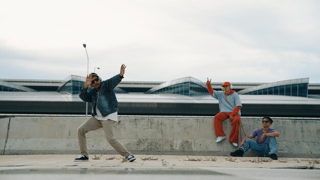 El bailarín de break disfruta realizando movimientos de estilo libre con sus amigos alentando rápidamente