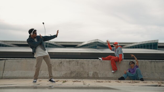 El bailarín de break disfruta realizando movimientos de estilo libre con sus amigos animando animadamente