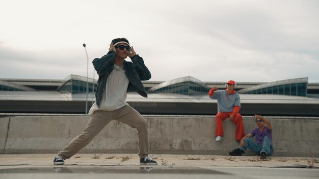 El bailarín de break disfruta realizando movimientos de estilo libre con sus amigos animando animadamente