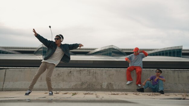 El bailarín de break disfruta realizando movimientos de estilo libre con sus amigos animando animadamente