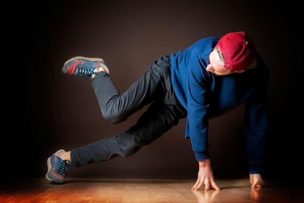 Bailarín callejero masculino atractivo realizar footwork break dance b