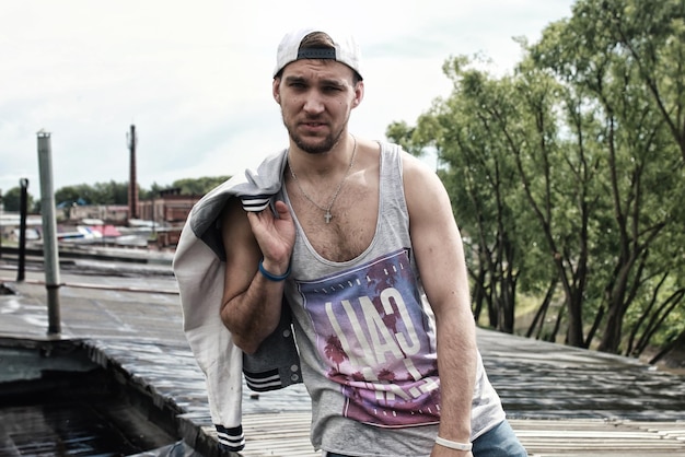 Bailarín de hip-hop de hombre barbudo en el puente