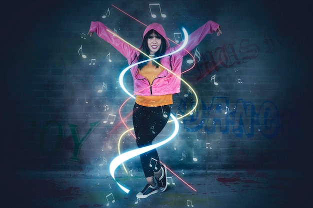 Bailarín de hiphop con fondo de pared de graffiti