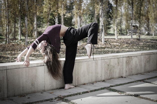 Foto bailarina bailando danza contemporánea en un parque urbano