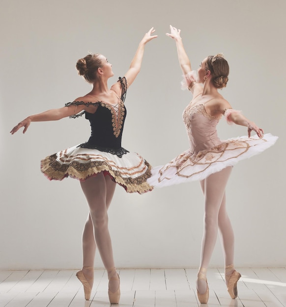 Bailarina bailarina e ensaio de treinamento de performance criativa e coreografia com técnica de ponta nos dedos dos pés no estúdio de dança Mulheres elegantes e bonitas graciosas dançando em traje de tutu