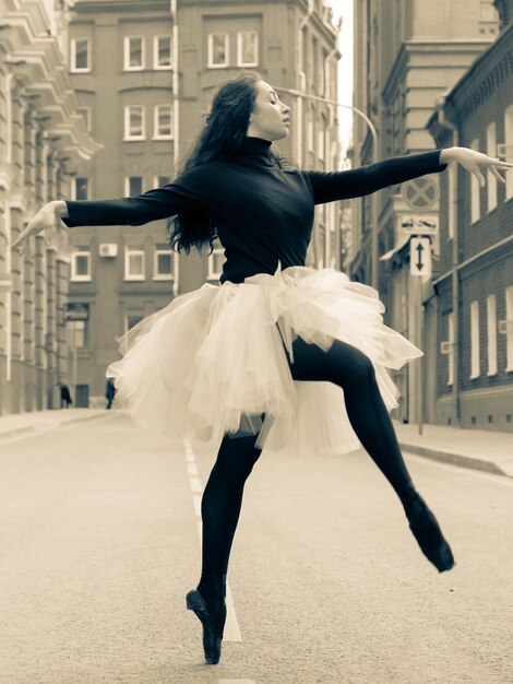 Foto bailarina de ballet bailando en la ciudad