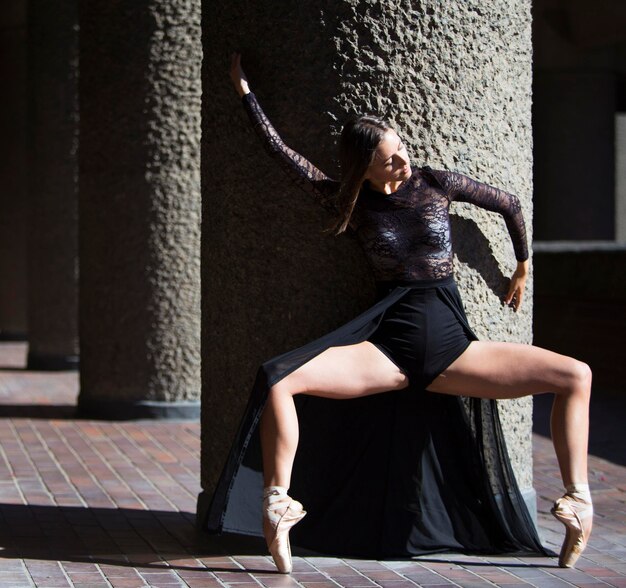 Foto bailarina de ballet bailando en la ciudad