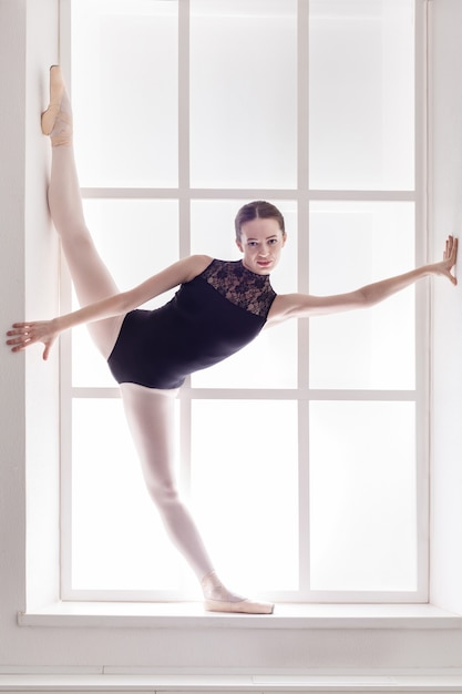 Bailarina de ballet clásico en split