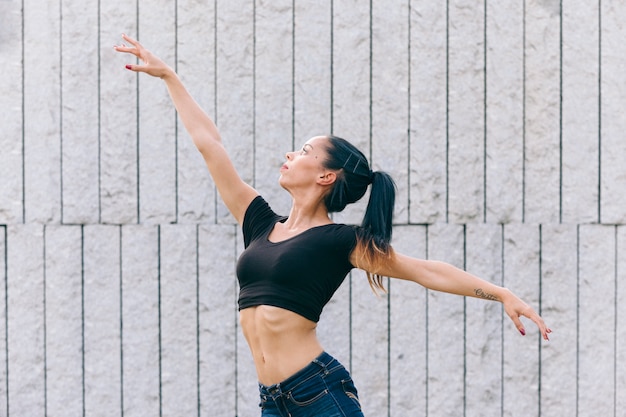 Bailarina de ballet joven y fitness en acción