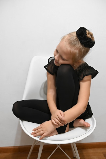 Bailarina de ballet en posición de uniforme negro