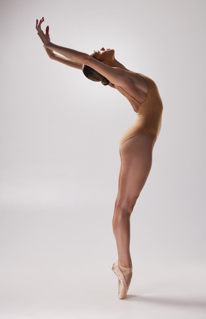 Bailarina ballet y silueta de mujer sobre un fondo blanco para danza y entrenamiento Maqueta de teatro arte elegante y chica aislada para práctica de rutina de baile y cuerpo de estiramiento